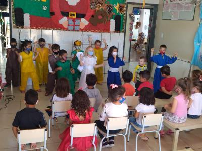 Núcleo Feminino Coprossel e CEMEI Sementinha do Saber levam alegria no Natal das Crianças da Escola